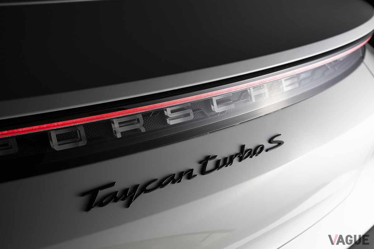 ガラス製ライトストリップとガラスルックの「PORSCHE」のレターロゴ