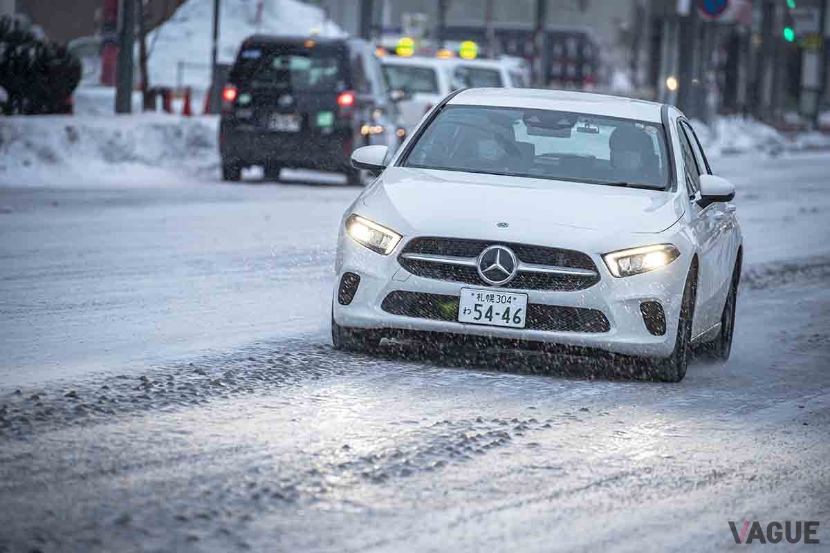 ノキアンタイヤ「ハッカペリッタR5」を装着するAクラスで冬道を走行