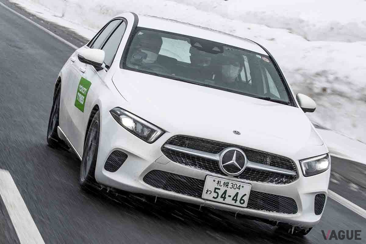 ノキアンタイヤ「ハッカペリッタR5」を装着するAクラスで冬道を走行