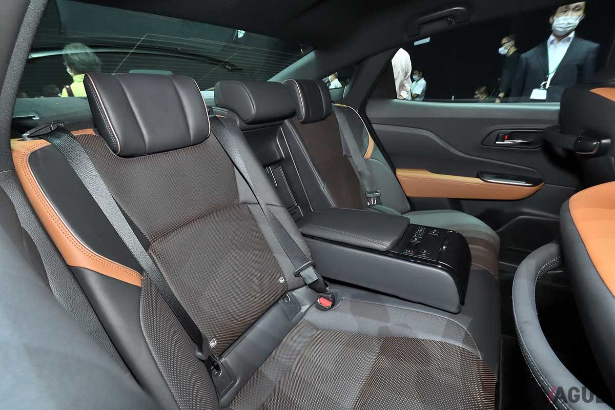 トヨタ新型「クラウン（セダン）」の後席