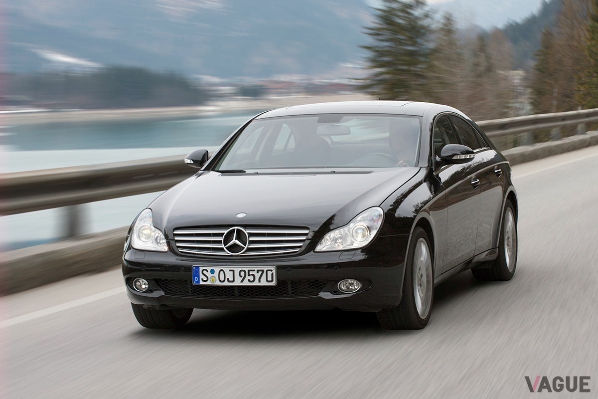 2004年に登場したメルセデス・ベンツ初代「CLS」。4ドアクーペの流行はここから始まった