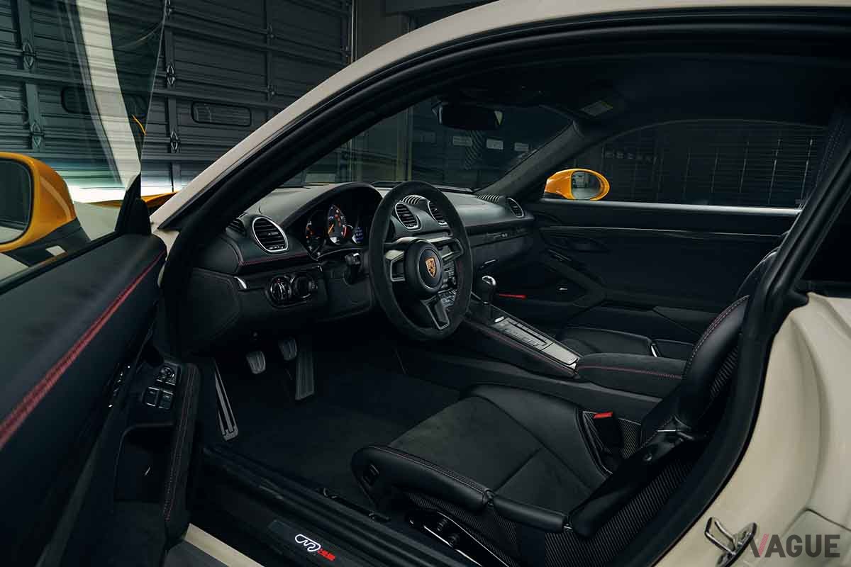ポルシェ「718ケイマンGT4 Tribute to 906」のインテリア