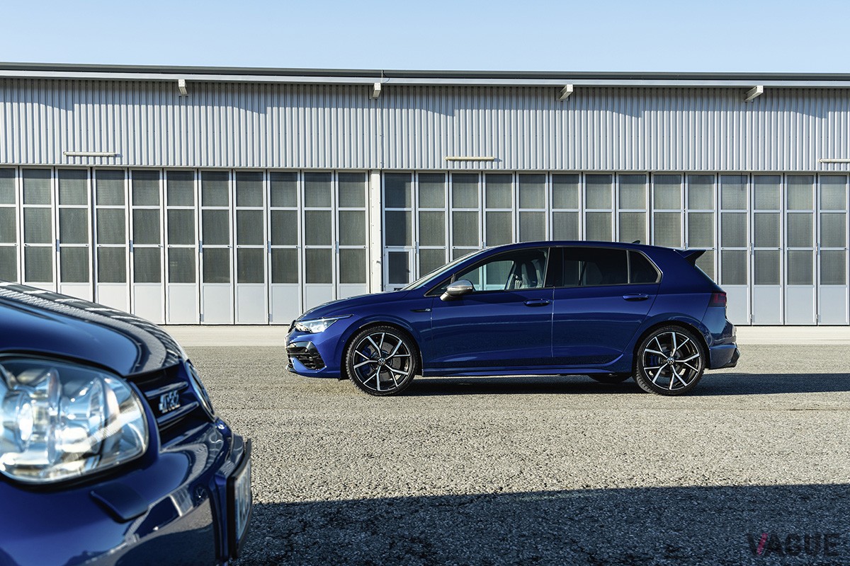 2002年に登場した「ゴルフR32」と新型「ゴルフR 20イヤーズ」
