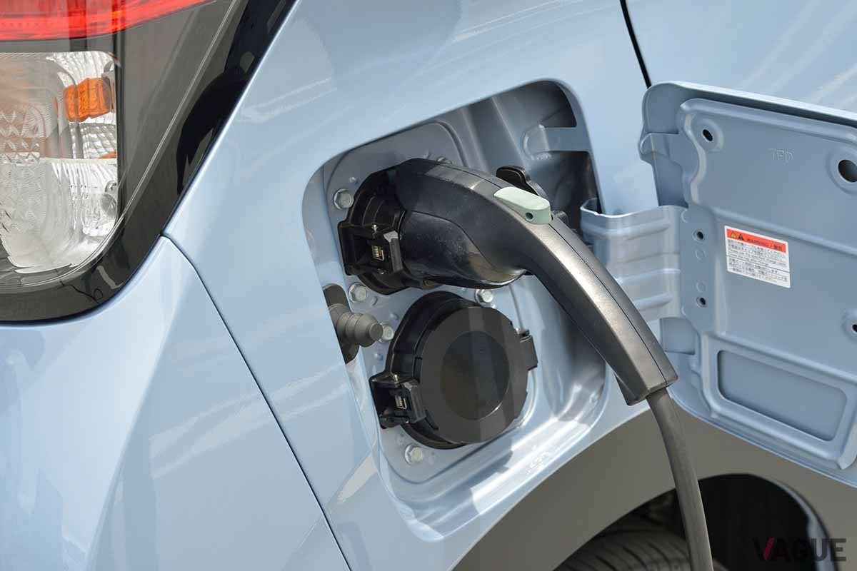 三菱新型「eKクロスEV」の充電リッド