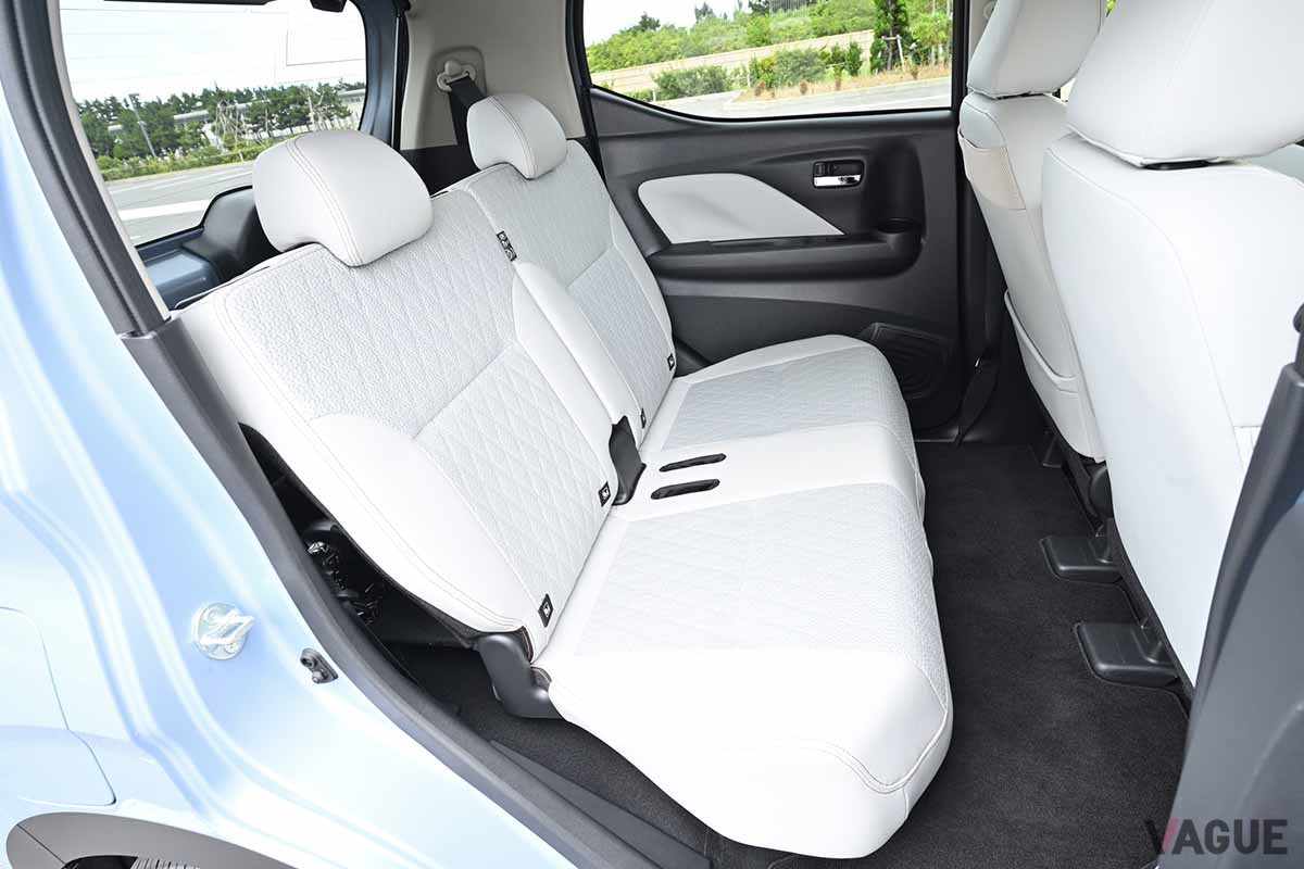 三菱新型「eKクロスEV」の後席
