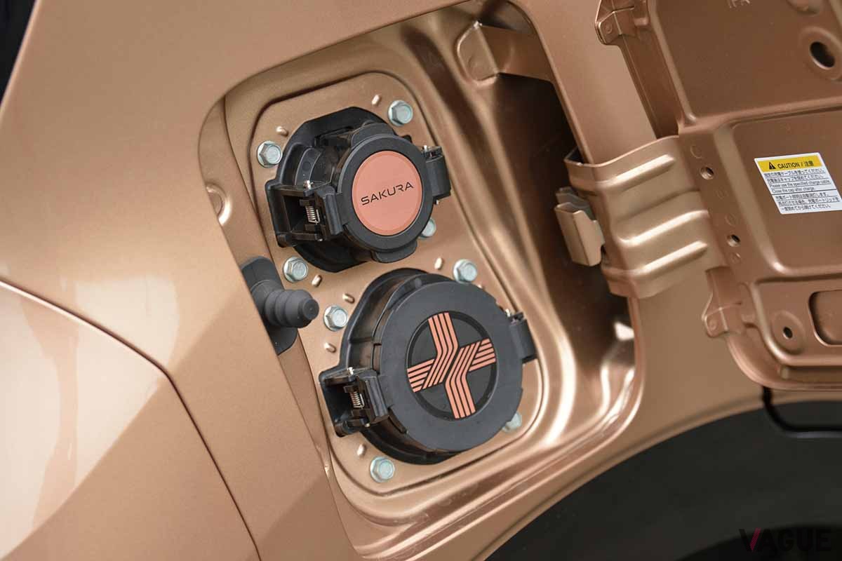 日産新型「サクラ」の充電リッド