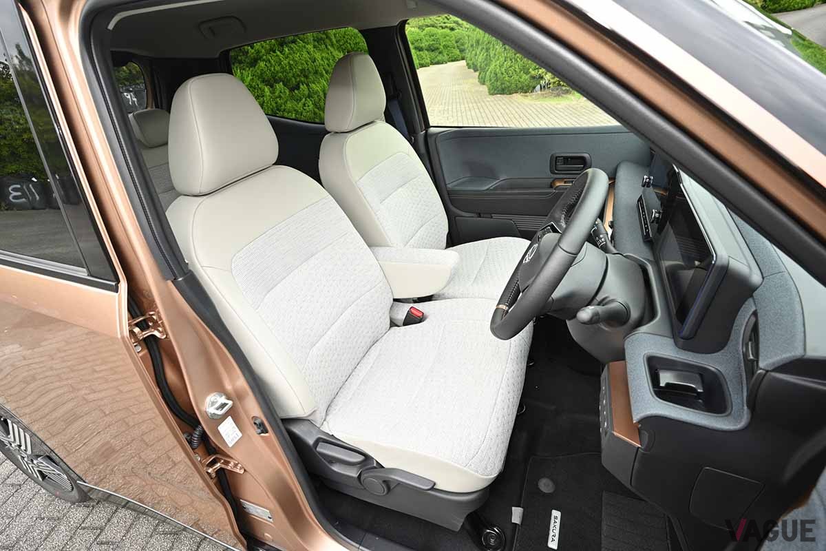 日産新型「サクラ」の前席
