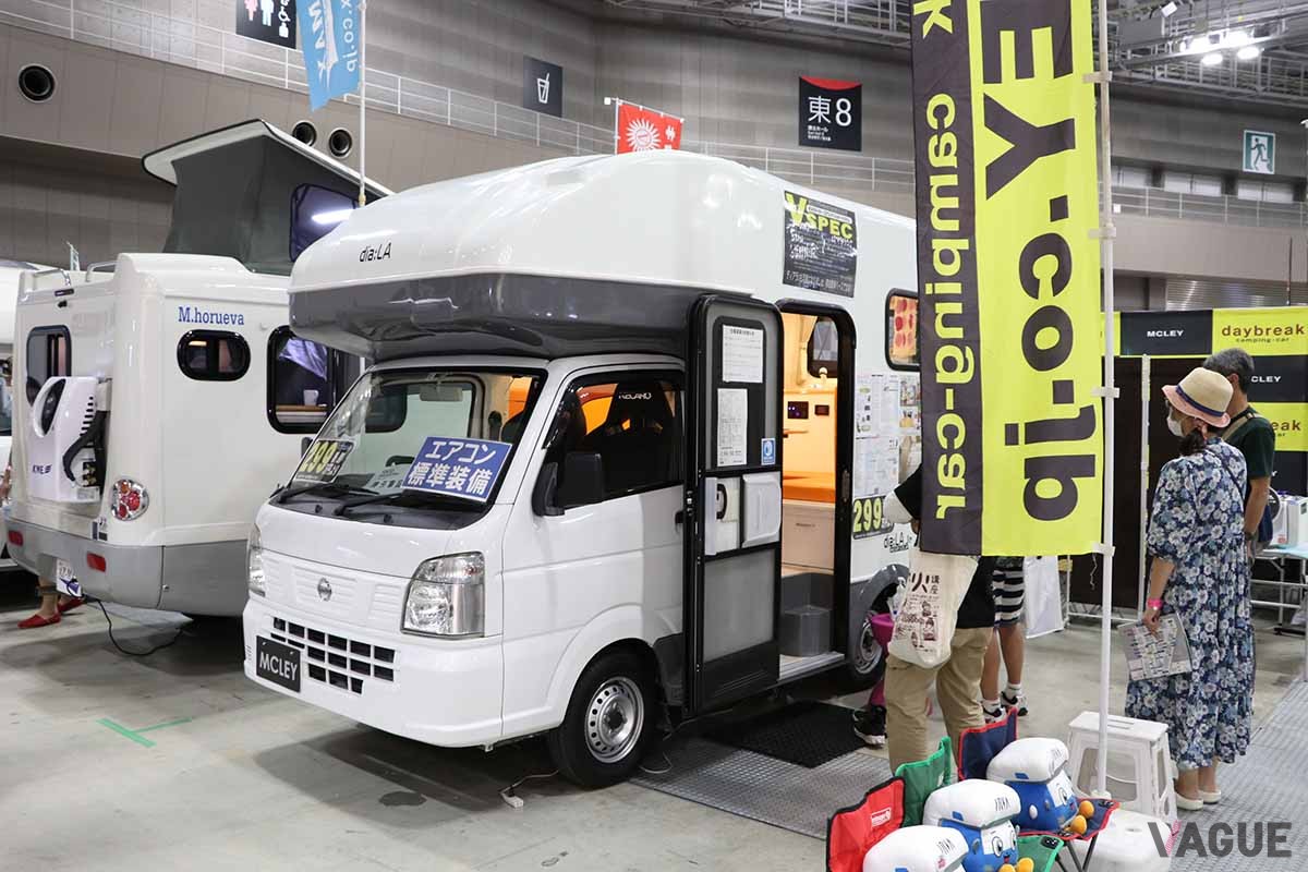 東京キャンピングカーショー2022で高い注目を集めていた軽キャンパー「マックレ― ディアラ ジュニア」は、軽トラックの日産TN100クリッパーをベースに、大きめのキャビンを装備したキャブコンバージョンのキャンピングカーです。