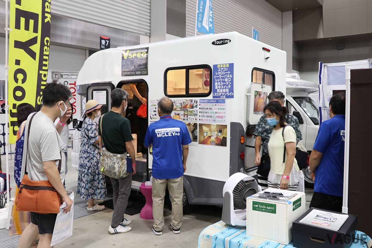 軽自動車規格を超えるキャビンを備えるので、8ナンバーの普通車登録に。それでもより大きな普通車ベースのキャンピングカーと比べると、維持費はお得。
