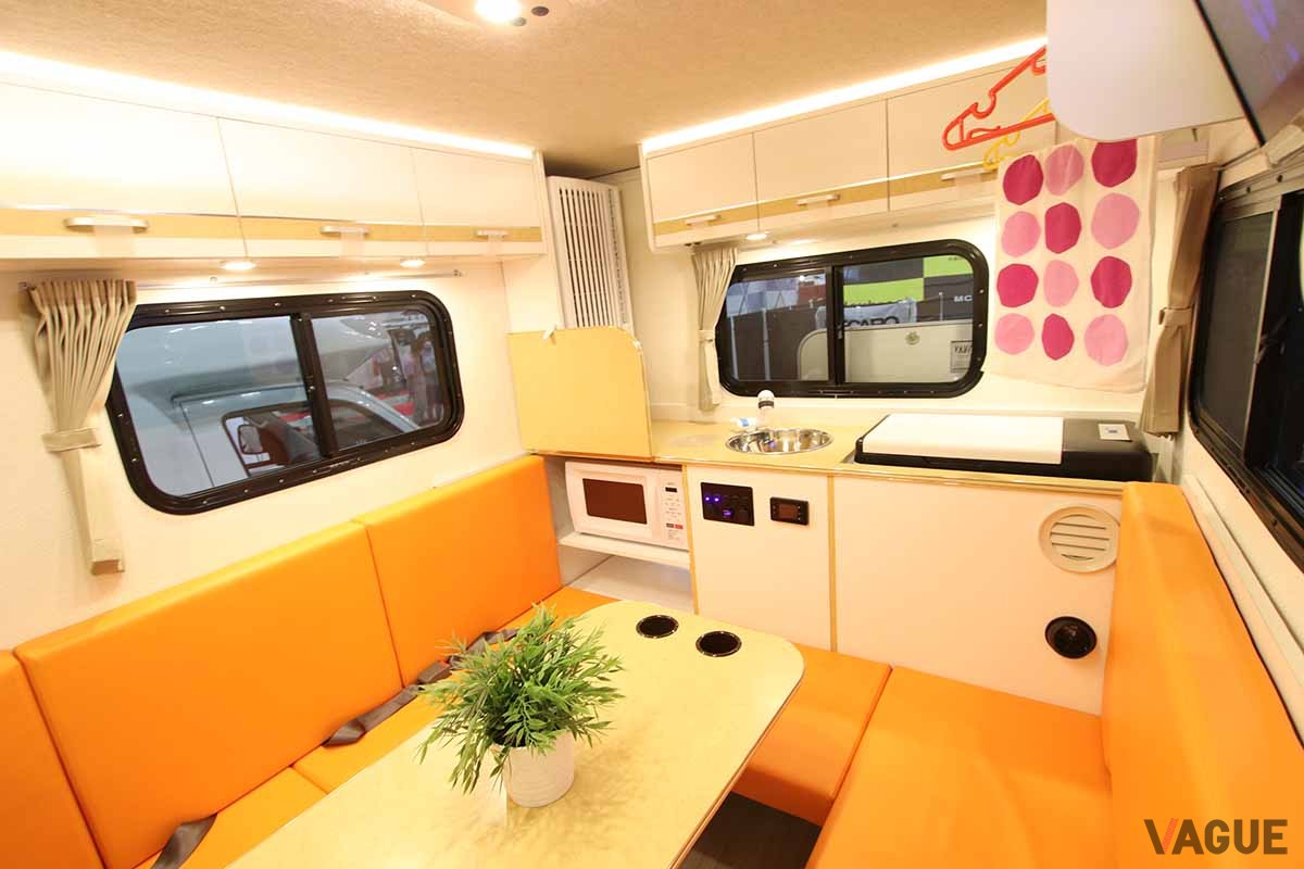 高い注目を集めていた軽キャンパー、マックレ―「ディアラ ジュニア」の室内。軽トラックベースのキャビンとは思えない
