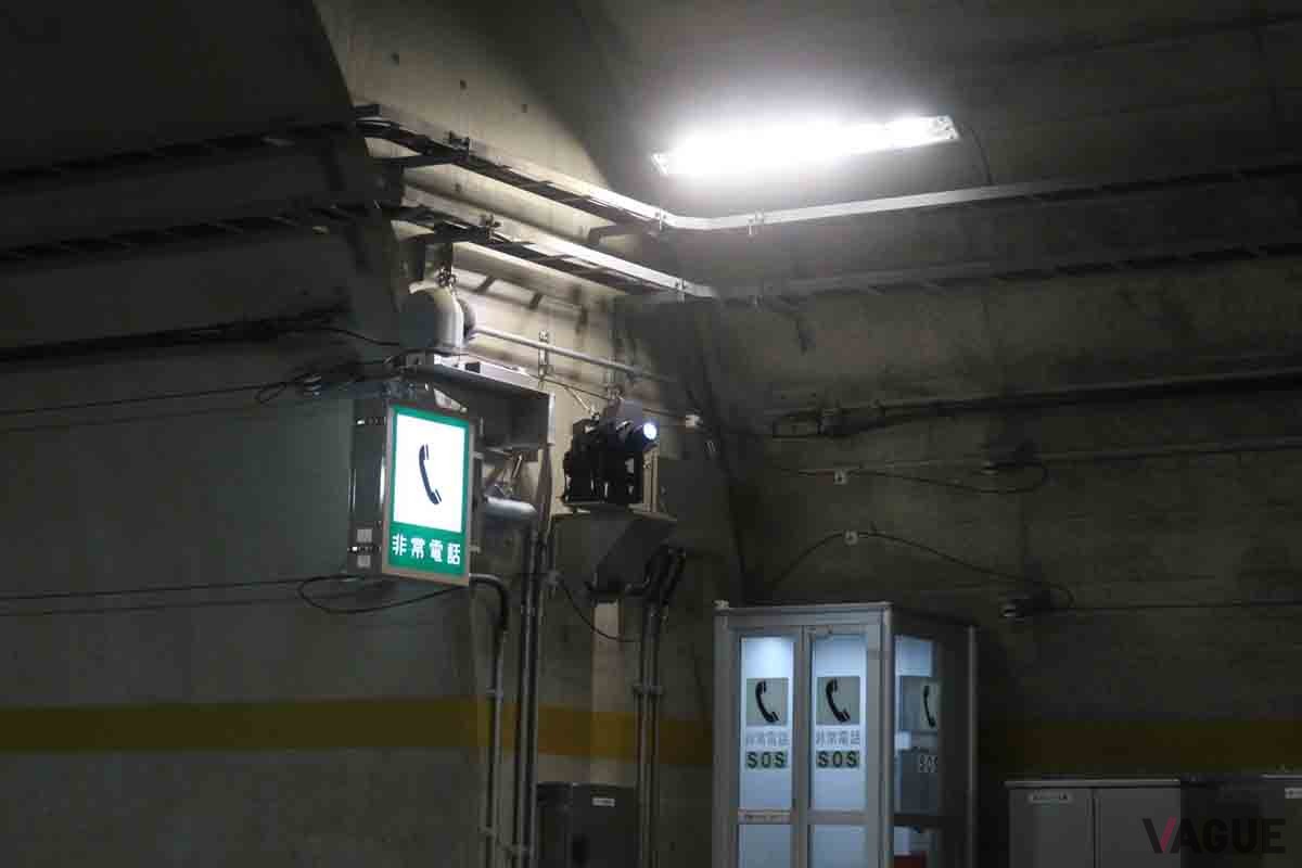 新東名高速道路・羽根トンネルに設置されたプロジェクションマッピングの投影機器