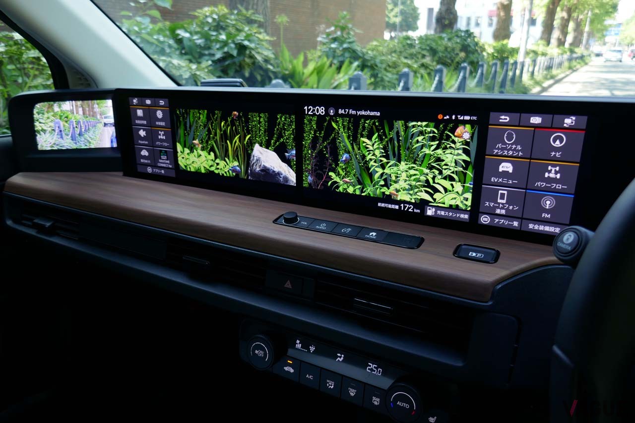 日本車の中でもっとも横方向を活用したディスプレイを採用したのが「ホンダe」だ。メーターも含めると計5つのディスプレイを組み合わせている