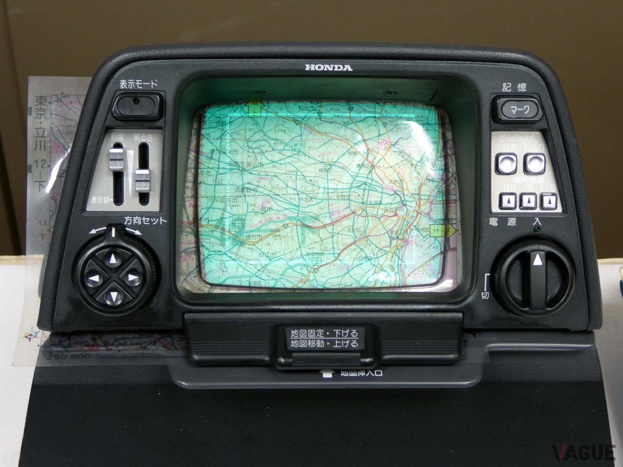 1981年に登場した「ホンダ・エレクトロ・ジャイロケータ」。世界初のカーナビとしてIEEEに認定された。地図として使ったフィルムが左端に見える