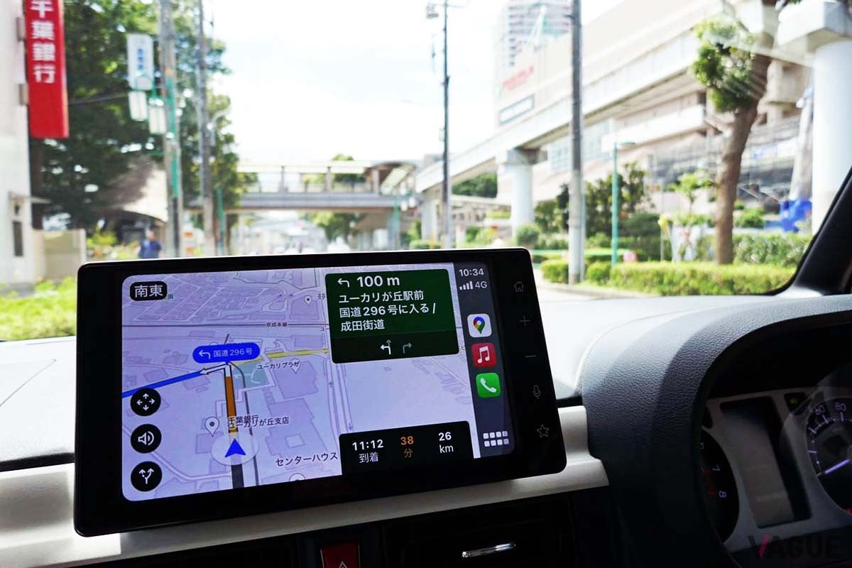 ダイハツ「ムーヴ・キャンバス」の純正ディスプレイオーディオでApple CarPlayの下、Googleマップを展開。分岐点手前では交差点名や車線情報も案内される