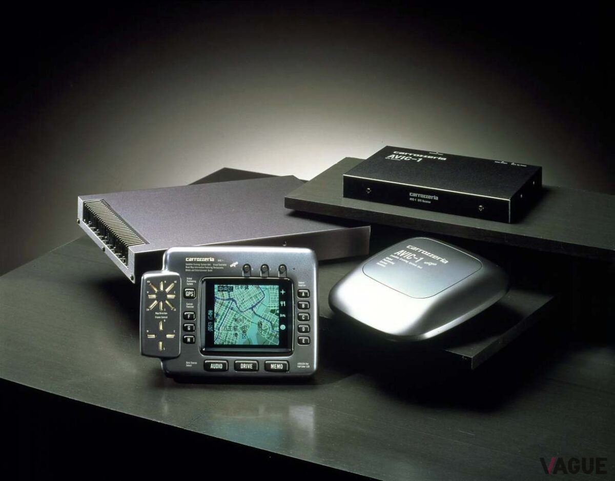 1990年に登場したパイオニア「AVIC-1」。ユーノス・コスモのCCCSと共に、世界初のGPSカーナビとなった