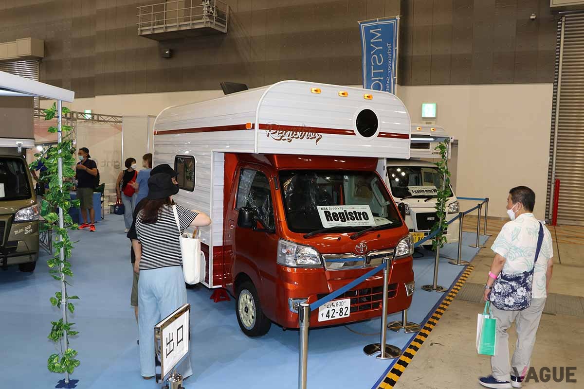 トラックベースのキャンピングカーを得意とする「MYSミステック」の「レジストロ」は、軽トラックのトヨタピクシスがベース。レトロなスタイルとアメリカンヴィンテージ風の内装が魅力
