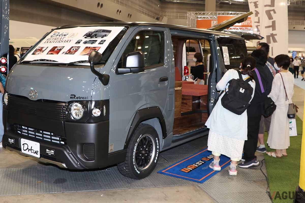 クロカン風などのドレスアップが図られることも増えてきたハイエースなどバンのカスタム人気は、キャンピングカーの姿にも変化を与えている。こちらはカスタムを受けたバンコンバージョン「リトリートアニバーサリー」