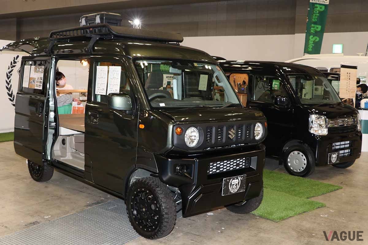 見た目をカスタムした軽キャンパーも増加中。キャンピングカー専門店「ルート６」の「ウォームス」は、エブリィバンの外装をジムニー風に仕上げたカッコイイ軽キャンパーだ。