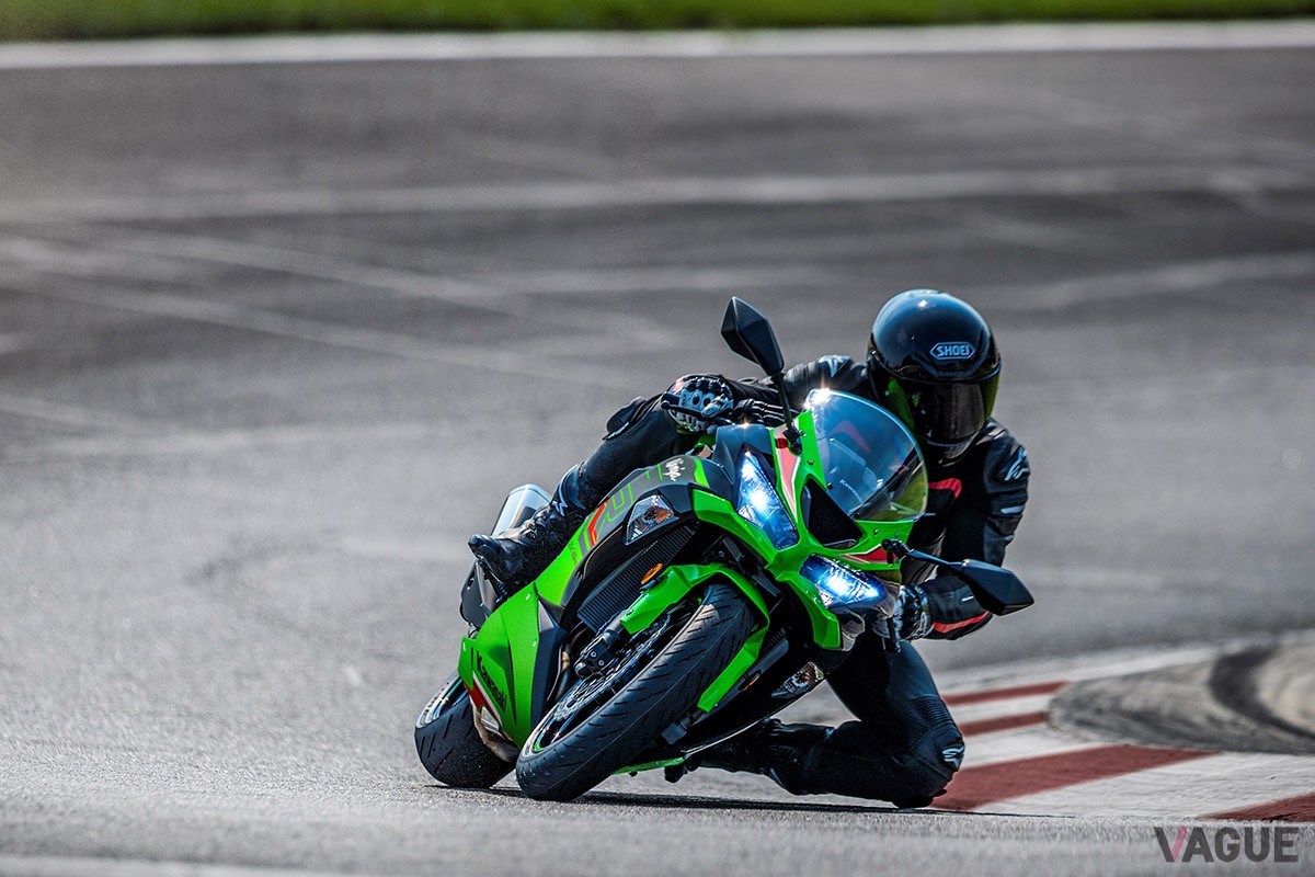 スーパーバイク世界選手権を戦う「Ninja ZX-10RR」をイメージした新グラフィックが印象的な2023年仕様の「Ninja ZX-6R KRTエディション」