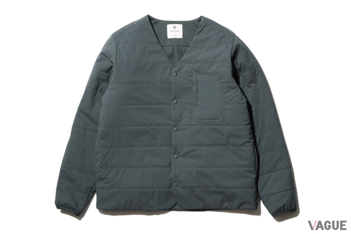 「Flexible Insulated Cardigan 」。すっきりとしたVネックで、襟付きのシャツやフーディーなどにも重ねやすいカーディガン。袖口はフィット感があり、袖をプッシュアップしやすいのも魅力。春・秋はアウターに、冬はミドルレイヤーとして3シーズン活躍します