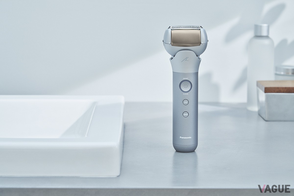 肌ケアにも有効な新発想の「スキンケアシェーバー ラムダッシュ ES-MT22」。ヘッド部のチタン製イオンプレートを肌に当てると化粧水などが肌に浸透しやすくなり、皮脂や毛穴の汚れ、古い角質などを浮かせて除去しやすくする