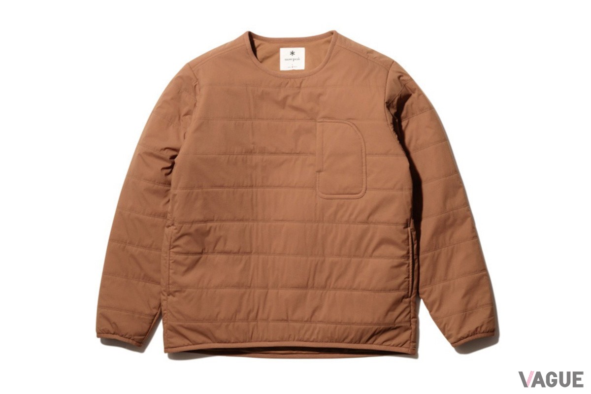「Flexible Insulated Pullover」。左胸のポケットが特徴的な一枚でシンプルに着られる長袖プルオーバー。右手で物の出し入れがしやすいサイド開き仕様で内側にはドットボタンを採用。屈んだときなどの中身の落下を防止します。マットな質感は肌に馴染みやすく、主張のあるボトムスやアウターにも合わせやすいです