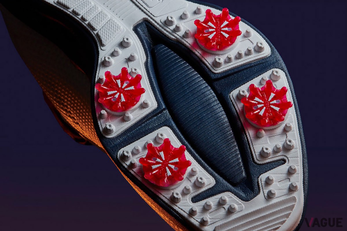 スパイクレスシューズのような軽くて快適な履き心地を実現した、ハイパフォーマンスを期待できるFootJoyのスパイクゴルフシューズ「FJ ATAK」