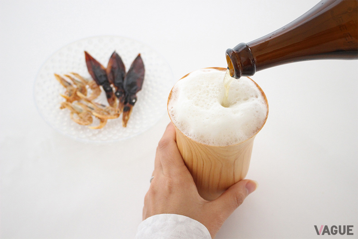 木は熱伝導率が低く、冷たい飲み物を入れても触れた際にヒヤッとせず、飲んだ瞬間の冷たさがより際立つ