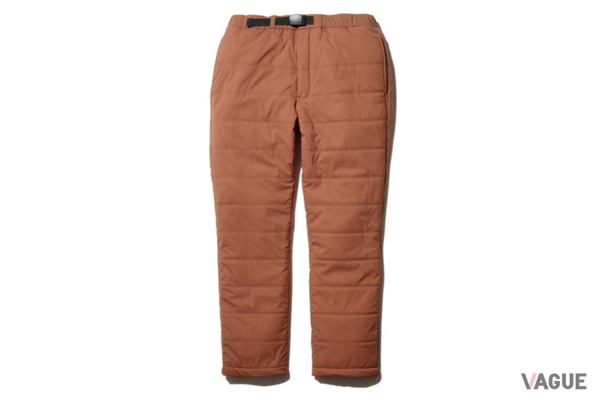 「Flexible Insulated Pants」。ややテーパードがかったシルエットで、イージーな穿き心地ながらスタイリッシュに決まるロングパンツ。ウエストはバックルで調節可能なテープデザイン。サイドポケット2つとバックポケットを1つあしらっています。暖かな着用感でアウトドアのみならず、自宅でのリラックスタイムにも活躍します
