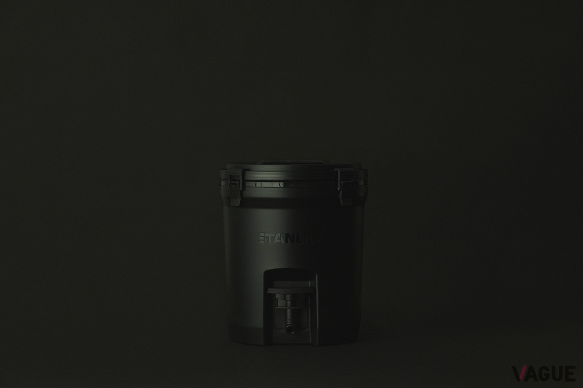 片手プッシュで飲み物を注げる「ウォータージャグ 7.5L」もオールブラックカラーに。パーツの分解・組み立ては簡単で、いつでもきれいに洗浄できるのがうれしい。フタを取り外してワインクーラー代わりにしてもいい