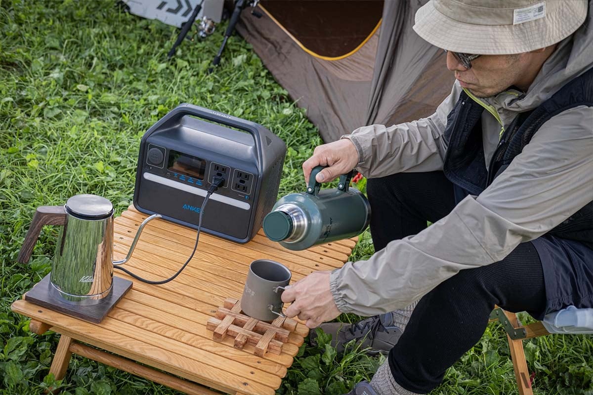 大容量のポータブルバッテリーへの給電も可能なので、電気ポットなど様々な電化製品に対応する