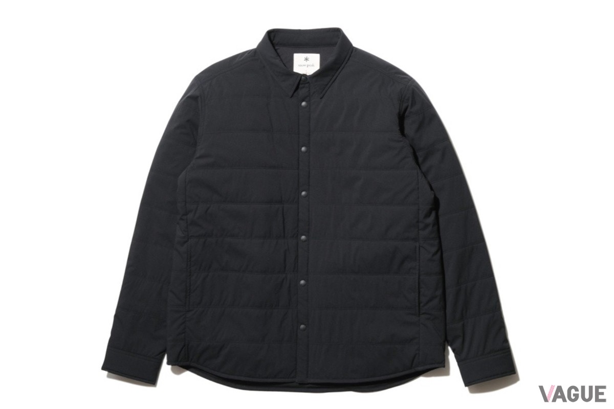 「Flexible Insulated Shirts」。春や秋にはアウターとして活躍する長袖のシャツ。スッキリ見えるコンパクトな襟と、サイドポケット付きで利便性も◎。シャツ感覚で羽織るのはもちろん、スウェットフーディーの上に大きめサイズを羽織ってアウター使いしてもOK。裾は柔らかくラウンドしているため裾出ししても綺麗に決まります