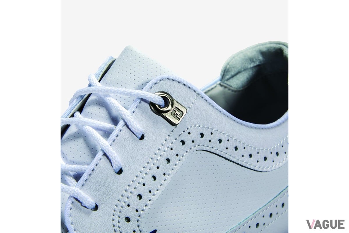 ゴルフスタイルの足元を華やかに演出する品のあるウイングチップアッパーに、軽さとフィット感という優れた機能を融合させたFootJoyのゴルフスパイクシューズ「FJ TRADITIONS」