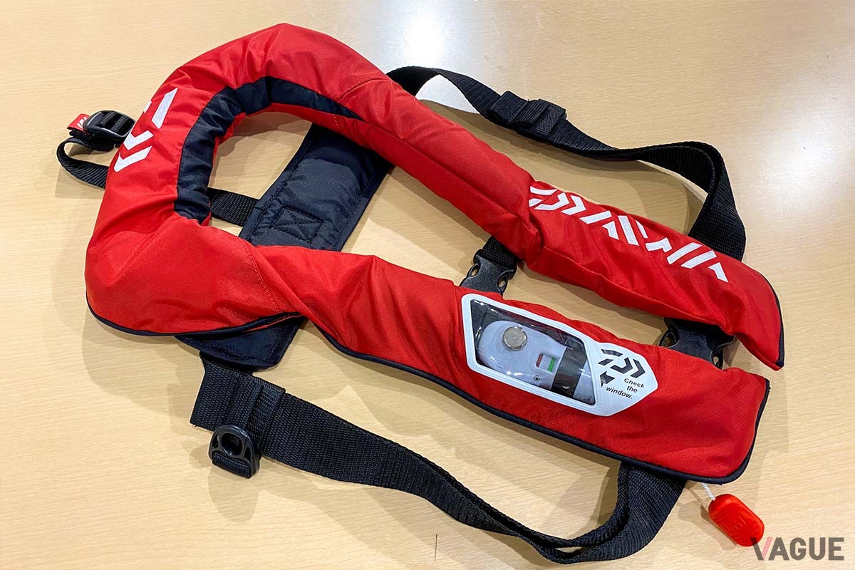 肩掛けタイプは気室が自動的に首元で膨らむのでより安全性が高い。写真はダイワの「DF-2021」（2万8200円）