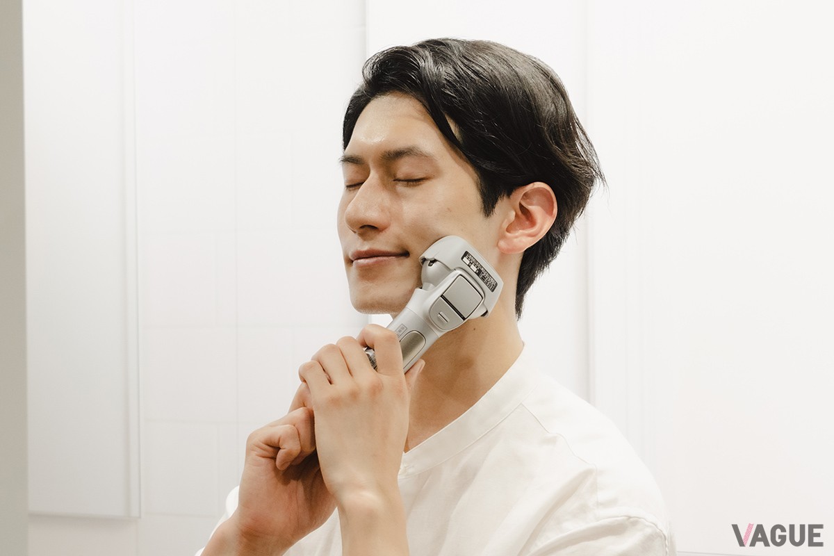 肌ケアにも有効な新発想の「スキンケアシェーバー ラムダッシュ ES-MT22」。ヘッド部のチタン製イオンプレートを肌に当てると化粧水などが肌に浸透しやすくなり、皮脂や毛穴の汚れ、古い角質などを浮かせて除去しやすくする