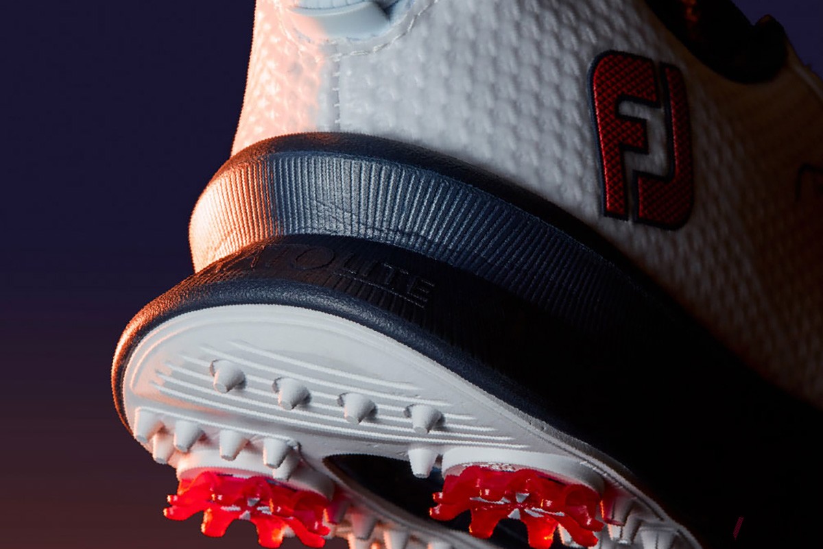 スパイクレスシューズのような軽くて快適な履き心地を実現した、ハイパフォーマンスを期待できるFootJoyのスパイクゴルフシューズ「FJ ATAK」