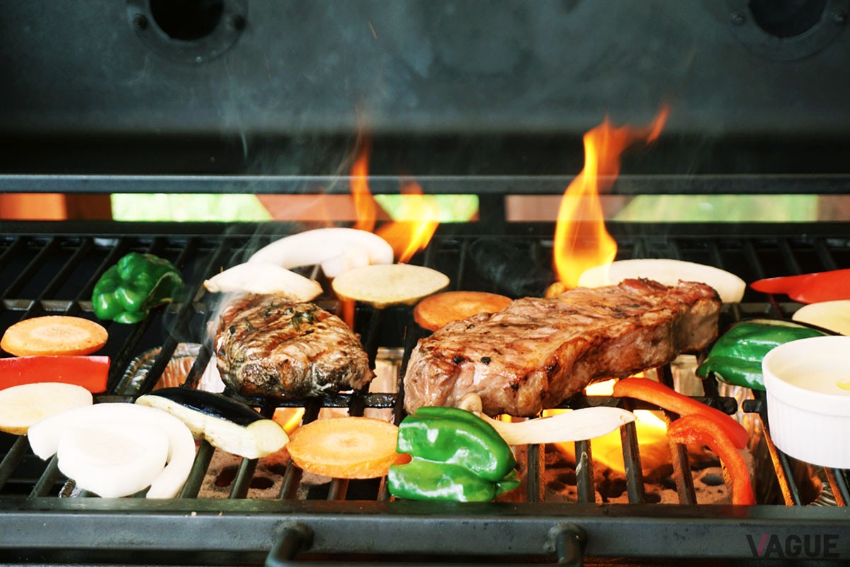 「THE FARM」：夕食はBBQが基本。アメリカンスタイルの豪快なBBQだ（コテージ泊はプランにより異なる）