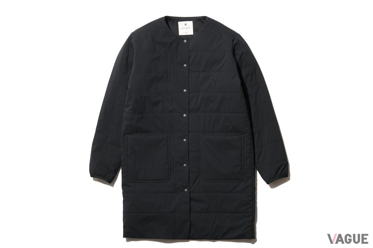 「Flexible Insulated Long Cardigan」。トレートシルエットで仕上げた、シンプルなクルーネックのロングカーディガン。両脇にパッチポケットを配したデザインがポイント。首まわりがすっきりしているため、インナーに合わせるアイテムを選ばない万能性も魅力。また、マフラーやストールなども合わせやすくなっています