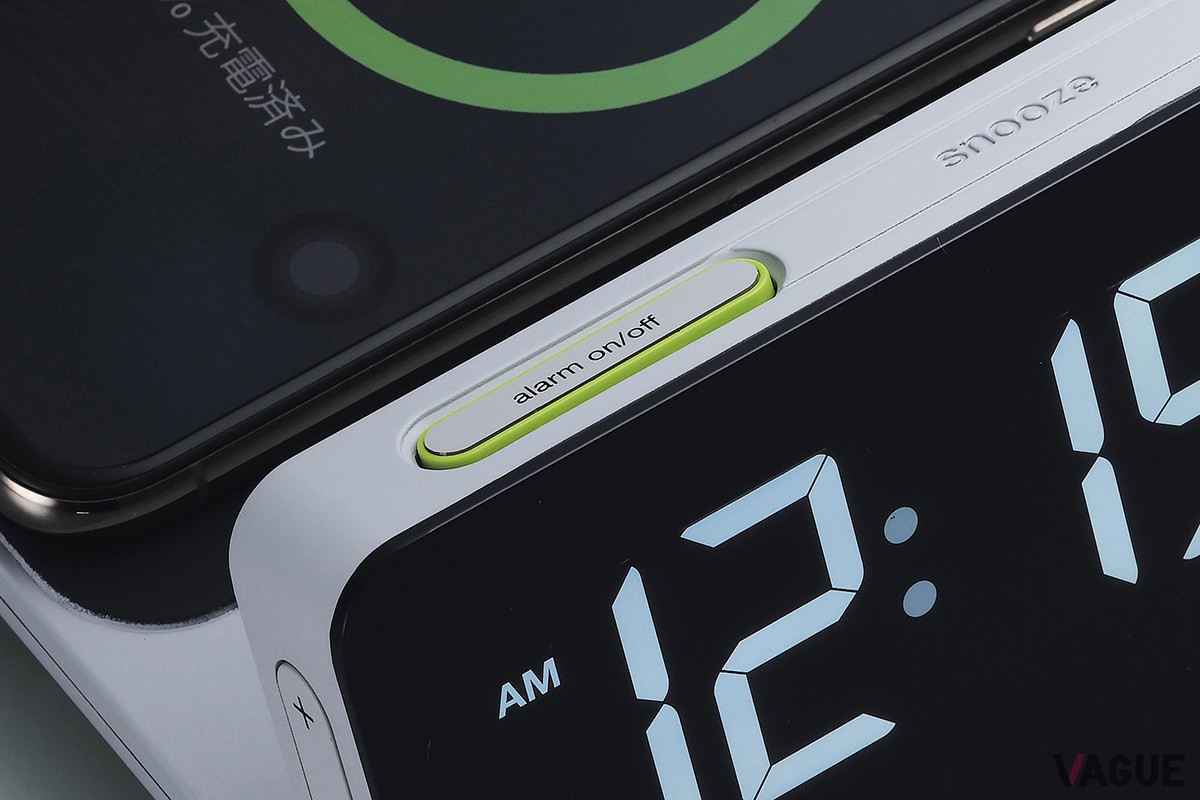 ブラウンの優れたデザイン力とイマドキの機能を兼備したデジタルクロック「BC21」に、新色のグレーが追加された