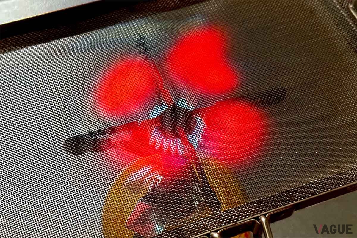 下網が熱せられることで、広範囲に遠赤外線を発生させる仕組み。弱火でもかなりの熱量を感じさせてくれるパワーがあります