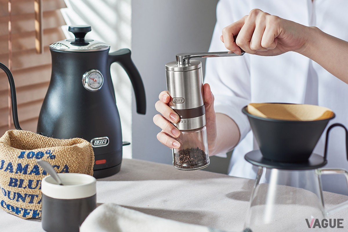 摩擦熱が発生しにくいセラミック製の臼により、コーヒー元来の風味豊かなおいしい1杯を抽出できる「Toffy ハンドセラミックコーヒーミル」