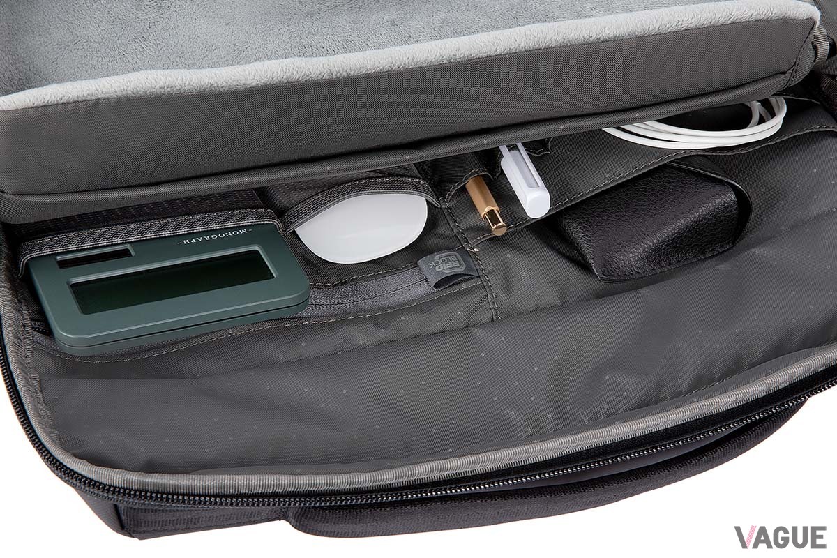 いまや仕事上で必需品となったデジタルデバイスをはじめ、仕事道具一式をスマートにまとめられるインケースの新作ブリーフケース「A.R.C. Brief」