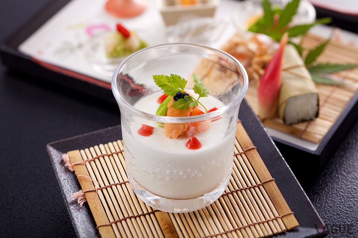 野菜ソムリエ、利き酒師、温泉ソムリエが常駐し、旬の地元食材を使った創作会席と美肌の湯を楽しめる「和のオーベルジュ柿本家」