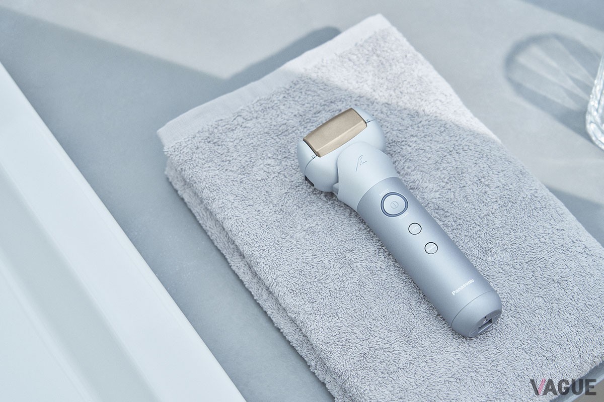 肌ケアにも有効な新発想の「スキンケアシェーバー ラムダッシュ ES-MT22」。ヘッド部のチタン製イオンプレートを肌に当てると化粧水などが肌に浸透しやすくなり、皮脂や毛穴の汚れ、古い角質などを浮かせて除去しやすくする