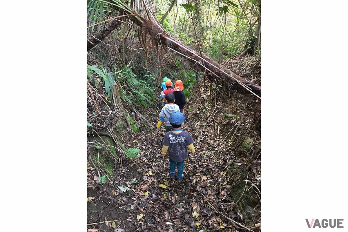 毎日山の泥道をあがっての探検&ターザン遊び。ご飯を食べたら午後は海でカニ取り! ピカピカの最新施設で管理された都会の保育園から、すっごい落差だけど、子どもには最高の環境。僕が通いたい!