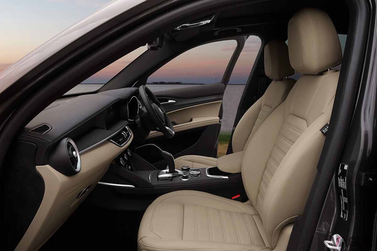 アルファ ロメオの限定車「ステルヴィオ エディツィオーネ・ルッソ」のインテリア