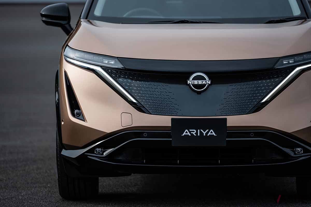 2020年7月15日、新型クロスオーバーSUV「アリア」の発表と同時に変更された新しい日産ロゴ