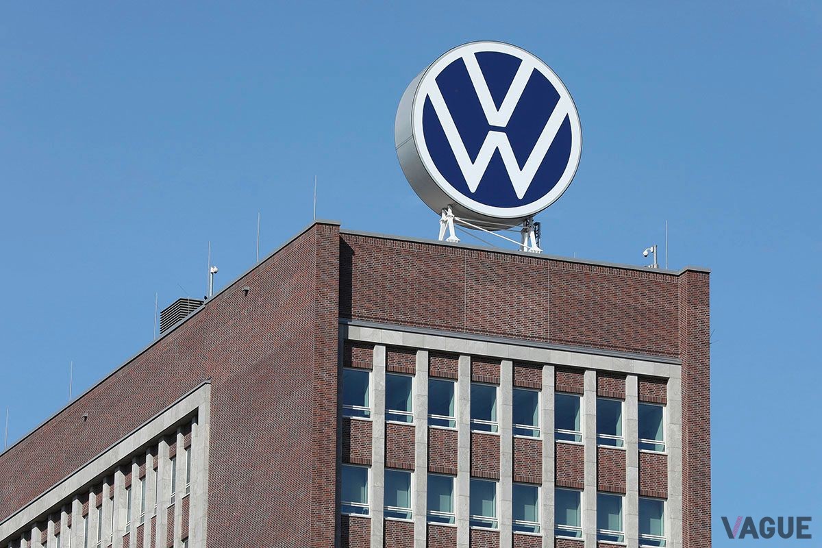VW新ロゴを掲げたウォルフスブルクのVW本社