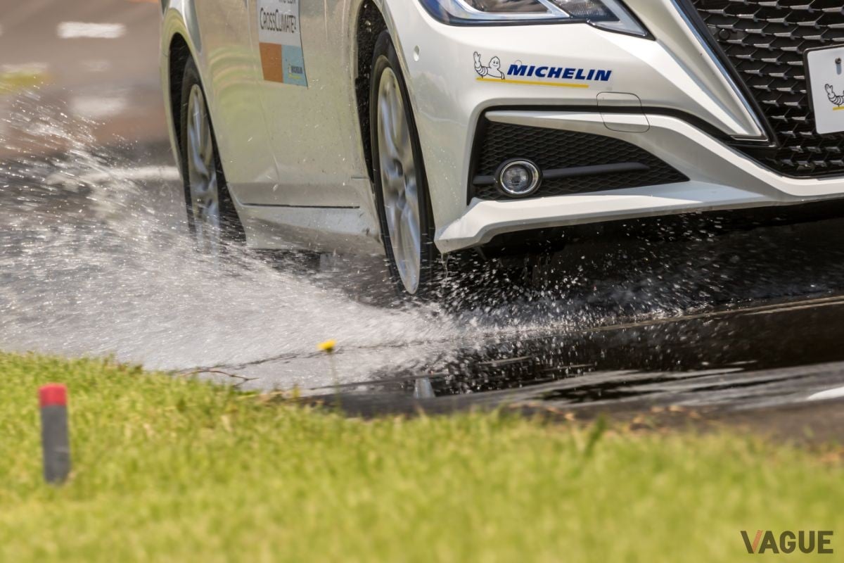 ミシュランの最新オールシーズンタイヤ「クロスクライメート2」を装着したトヨタ「クラウン」