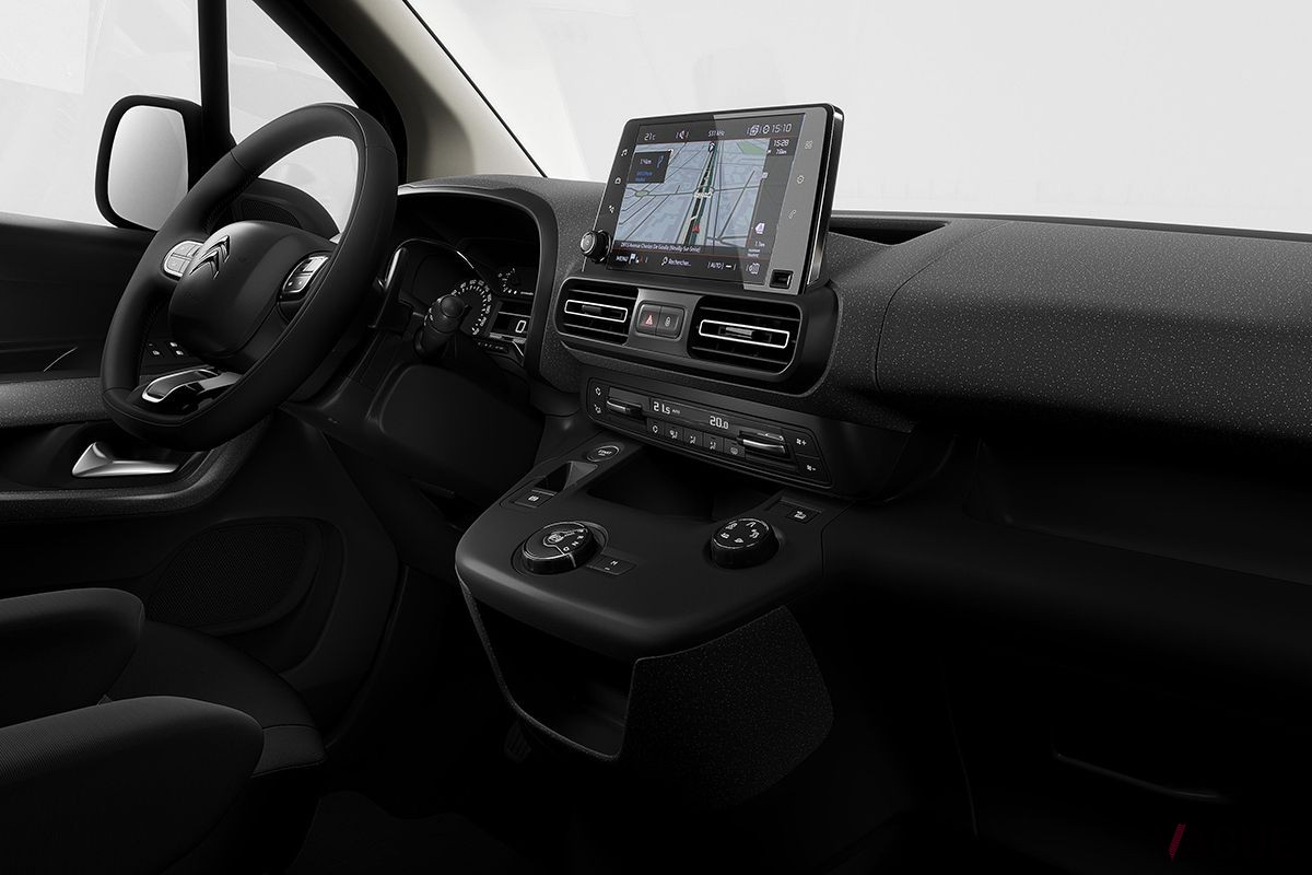 3列7人乗りのロングホイールベース仕様、シトロエン「ベルランゴXL」のインテリア